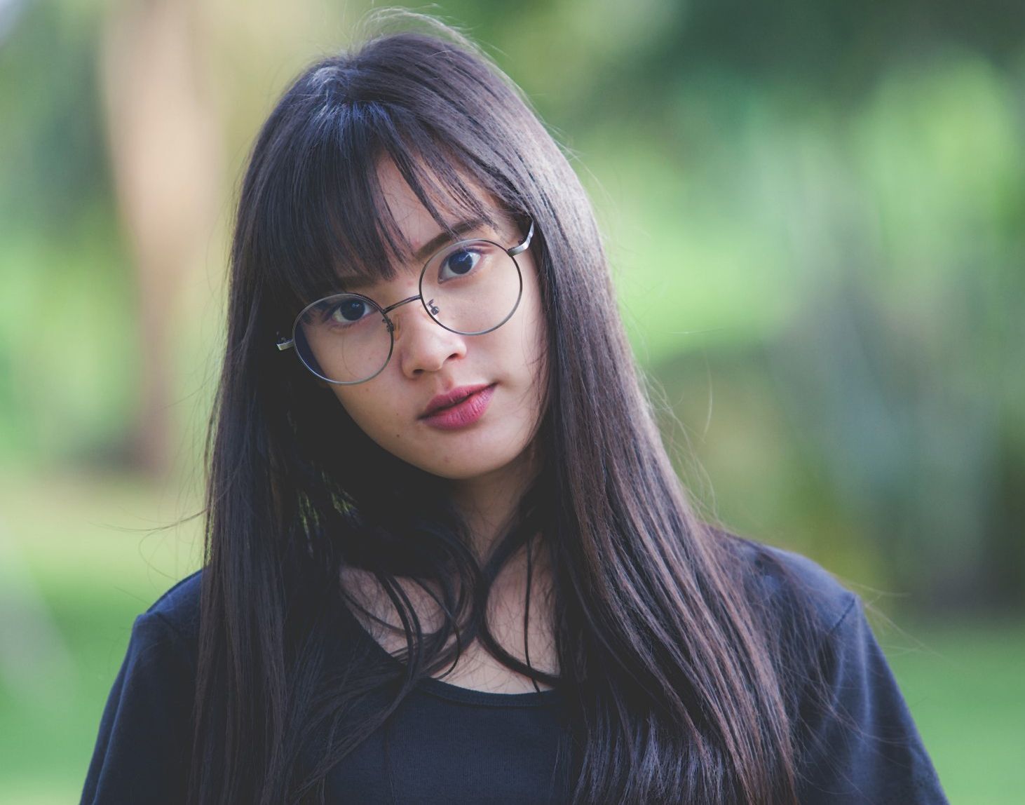 ทรงผมยาวตรงกับหน้าม้าซีทรู (Credit : Shutterstock)