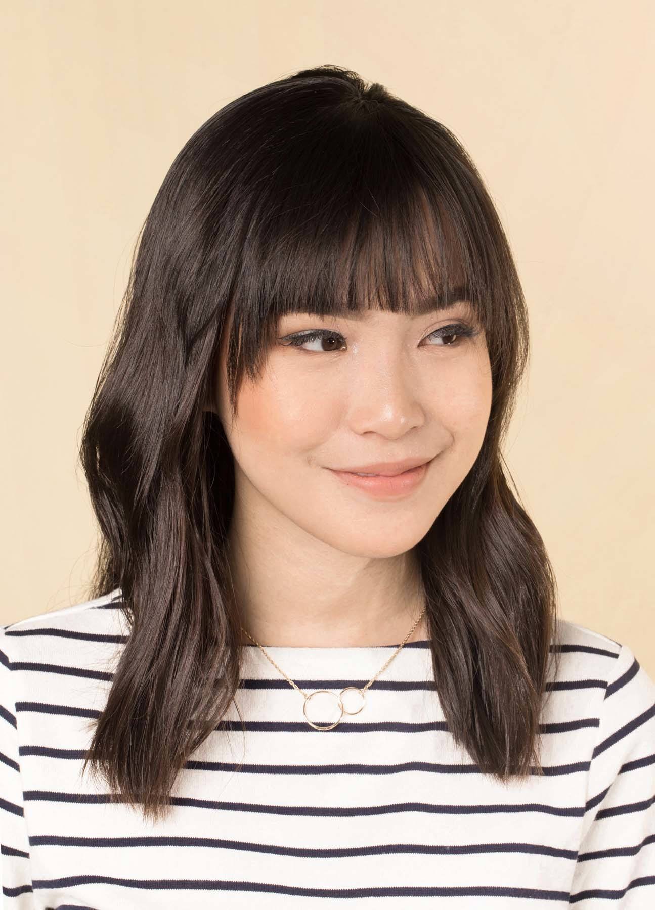 ผมบ๊อบประบ่าดัดลอนคลายและหน้าม้าสไลด์รับกรอบหน้า (Credit: Natasha Estelle)