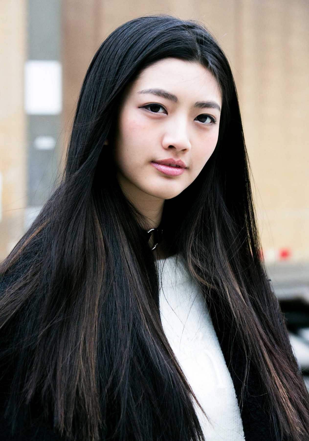 ทรงผมยาวตรงกับหน้าม้าแสกกลาง