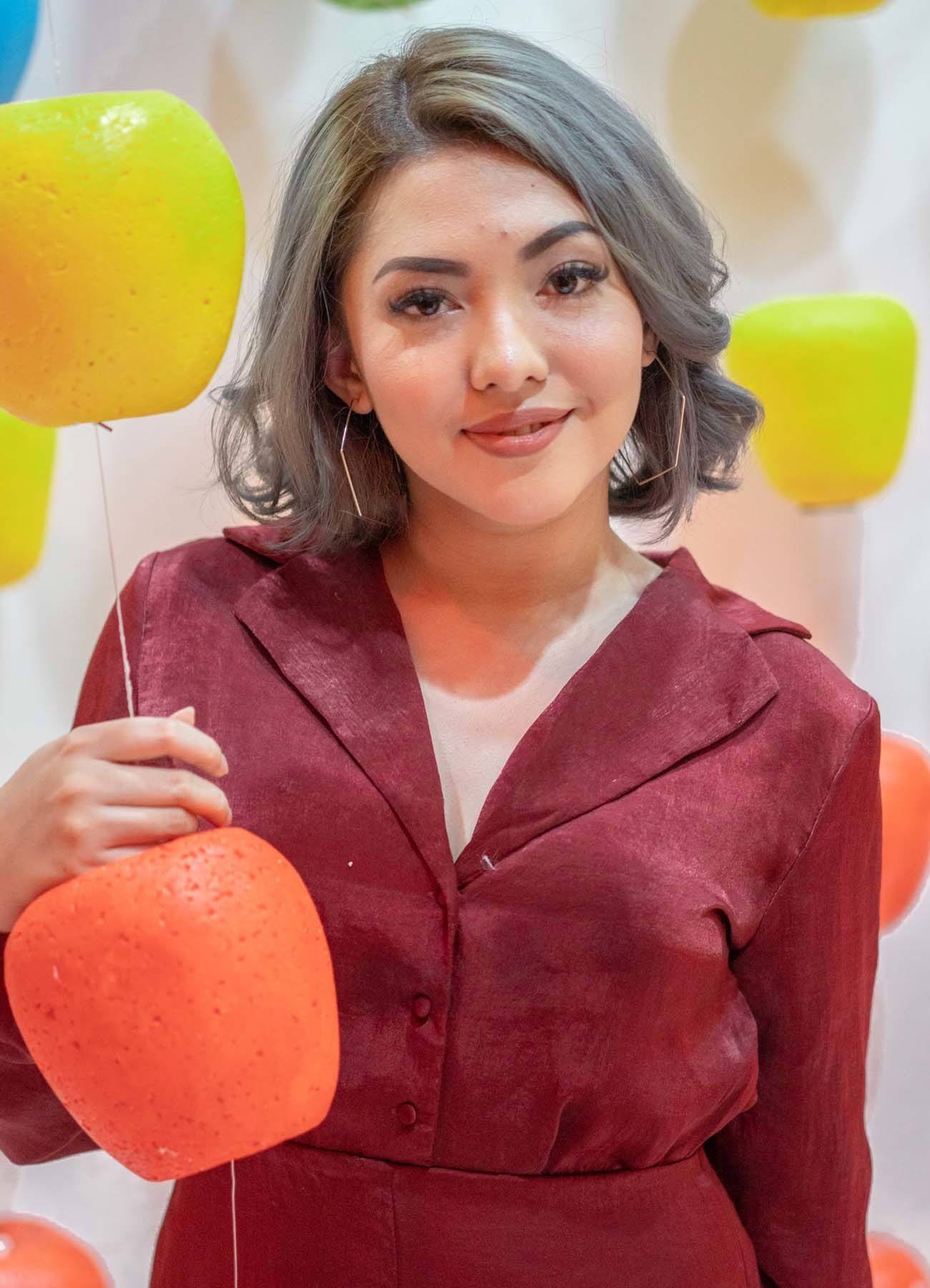 ผมสั้นดัดลอนเบาๆ และทำสีเทา (Credit: Natasha Estelle)