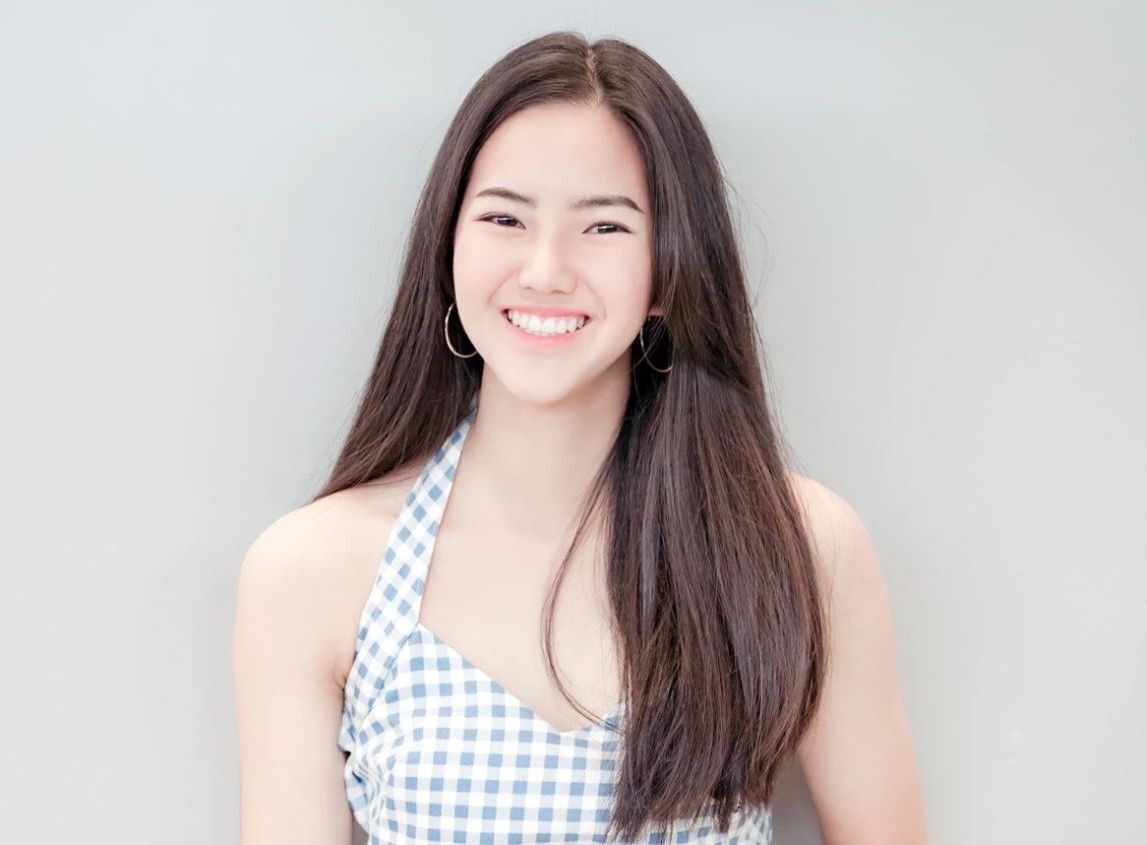 ทรงผมยาวตรง และสไลด์ผมด้านหน้ายาว (Credit: Shutterstock)