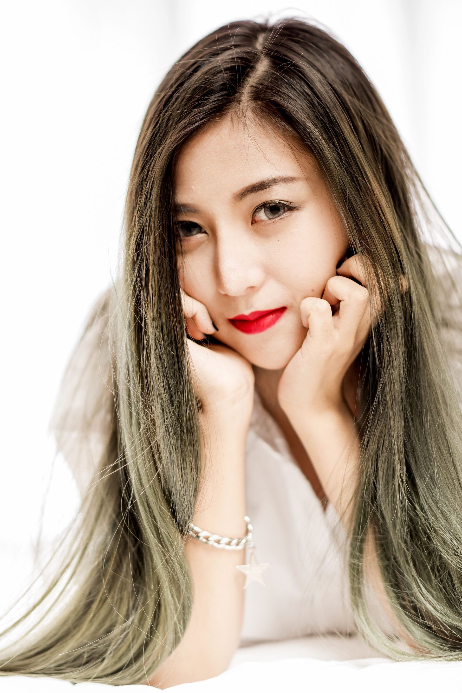 ทรงผมตรงยาว และสไลด์และไล่สีที่ปลายผม (credit: shutterstock)