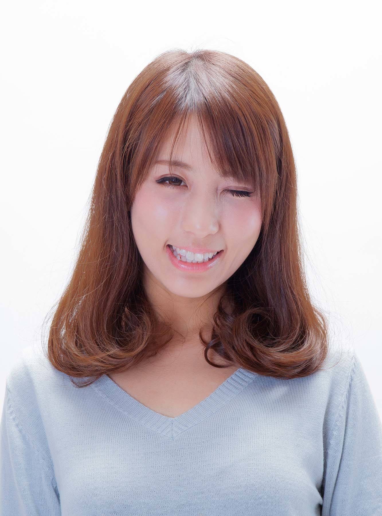 ทรงผมยาว หน้าม้าสไลด์ช่วงคิ้ว (Credit: Rex by Shutterstock)