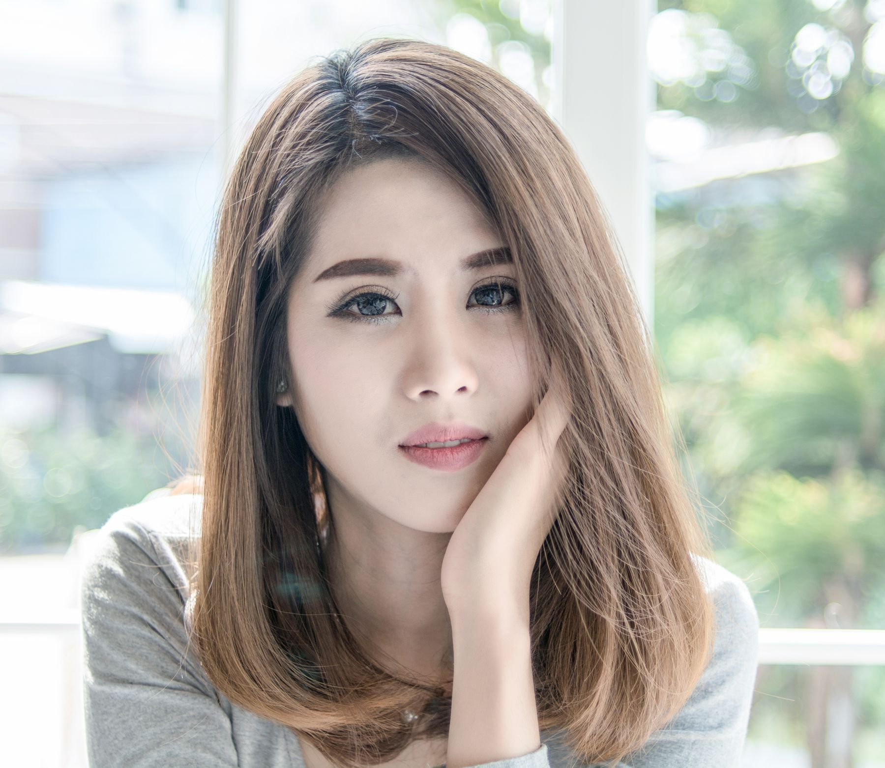 ผมบ๊อบประบ่าดัดปลายงุ้ม (Credit: Shutterstock)