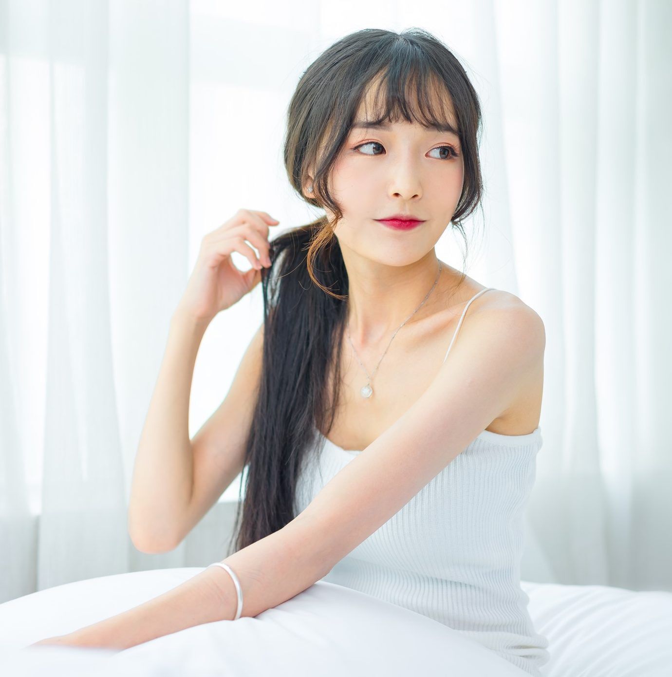 ผมยาวหน้าม้าดัดลอน
Credit: Shutterstock