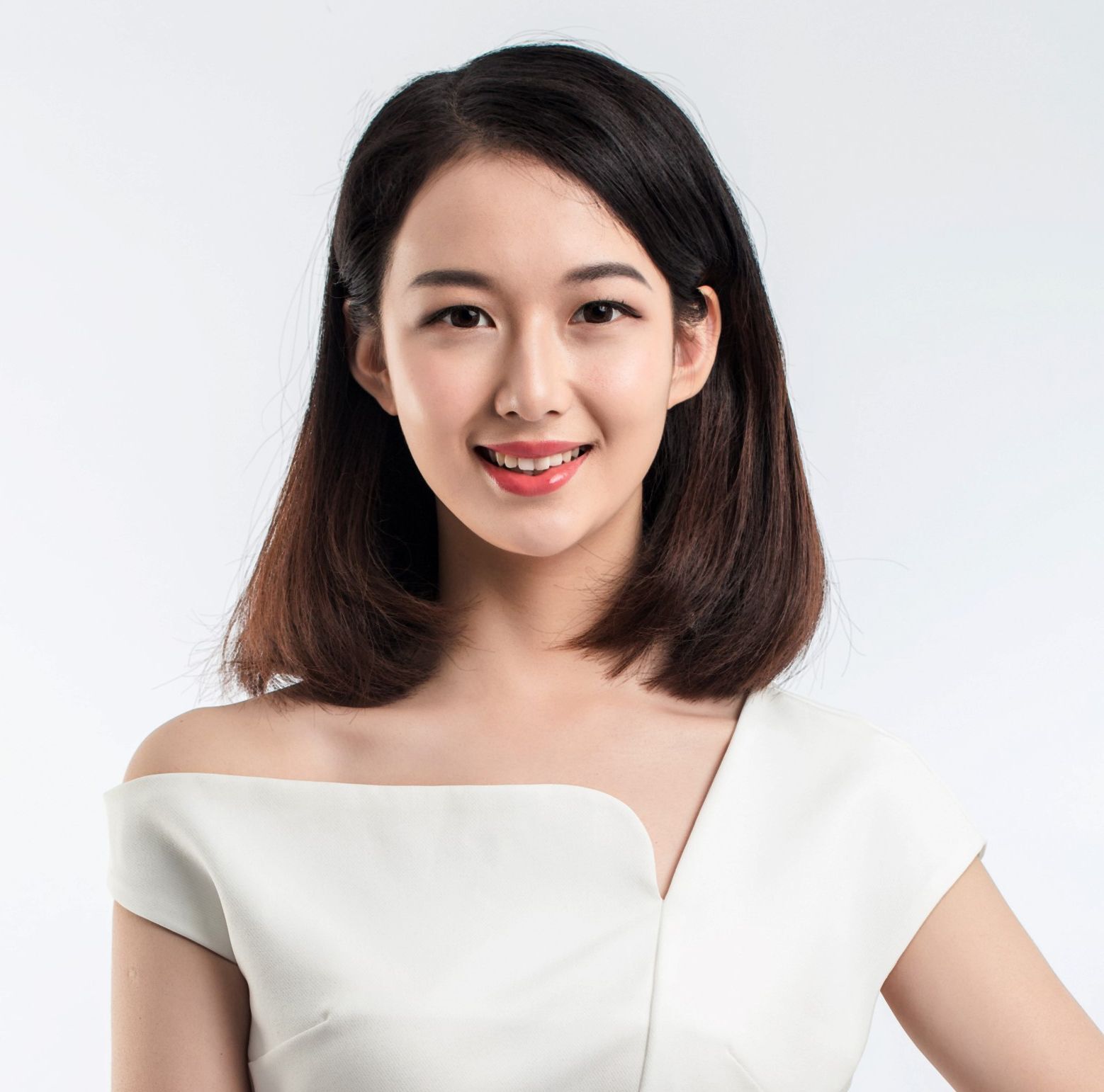 ผมบ๊อบประบ่าแสกข้าง (Credit : Shutterstock)