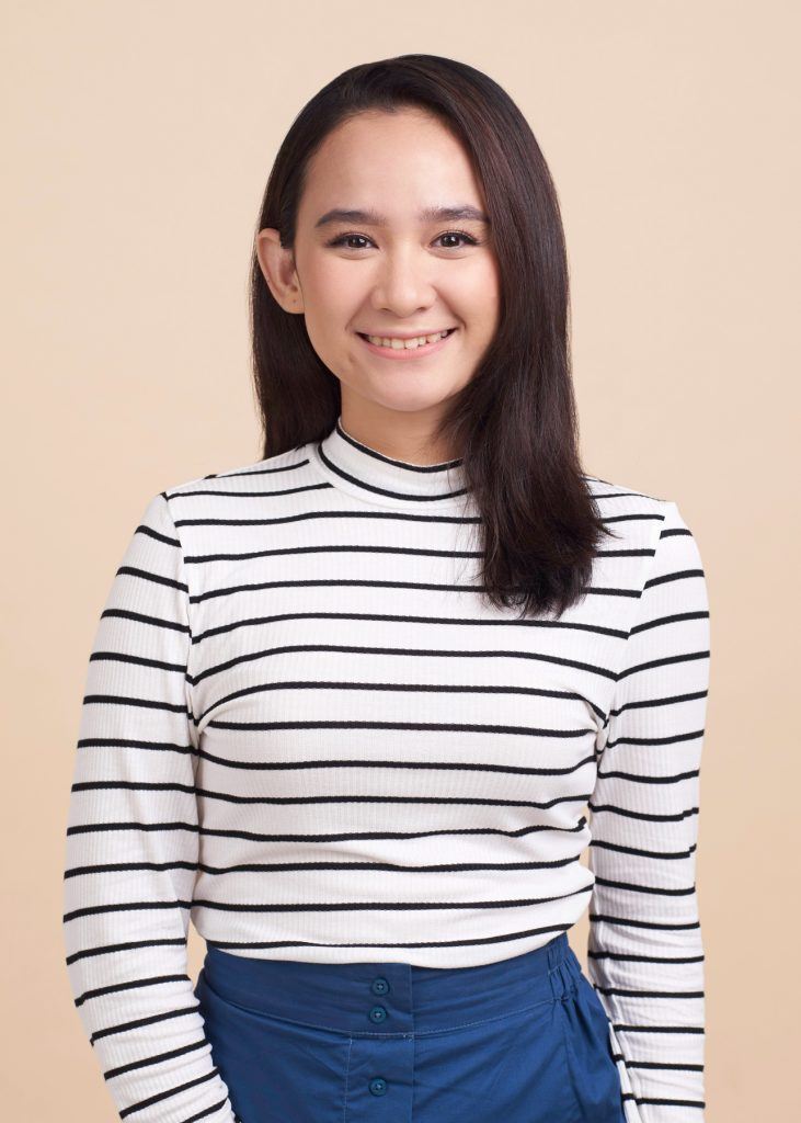 ผู้หญิงผู้สั้นประบ่า ใส่เสื้อสีขาวลายทาง