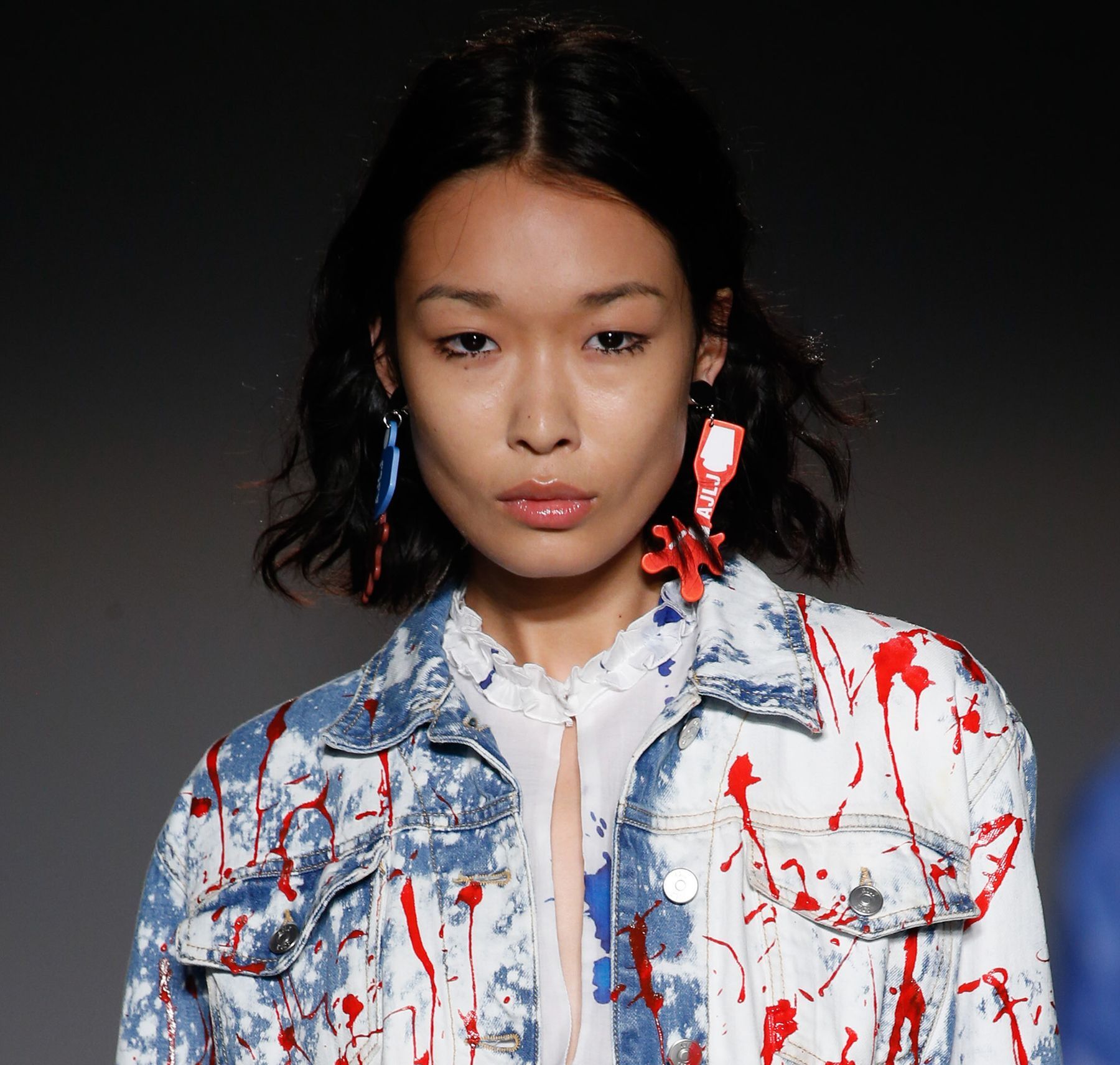 ผมบ๊อบประบ่าแสกกลาง (Credit: indigitalimages.com)