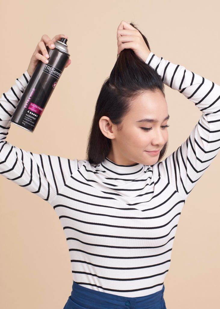 ผู้หญิงกำลังฉีดสเปรย์