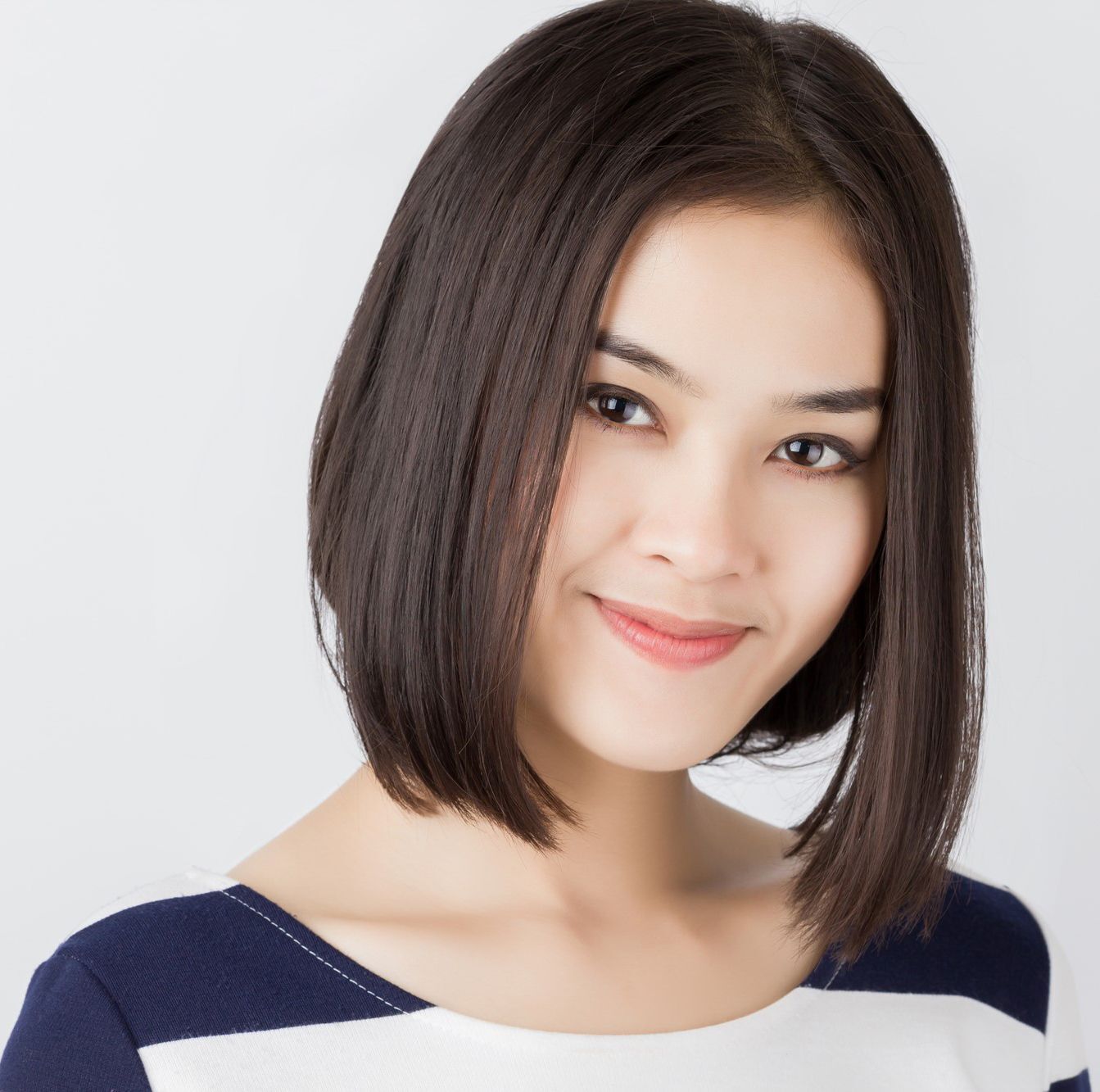 ทรงผมบ๊อบเทแสกกลาง (Credit : Shutterstock)