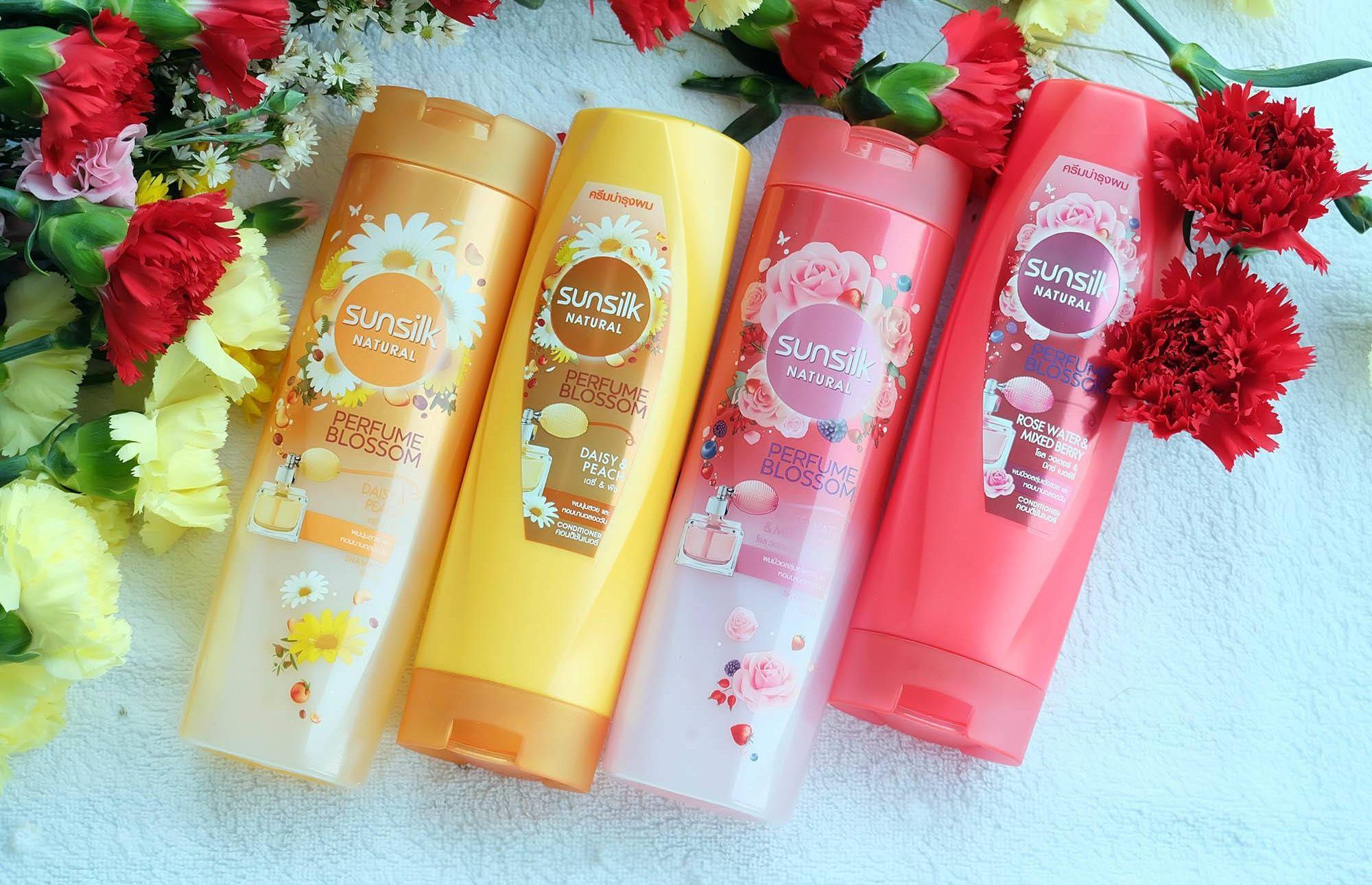 แชมพู และ ครีมนวดผม Sunsilk Natural Perfume Blossom บนดอกไม้หลากสี