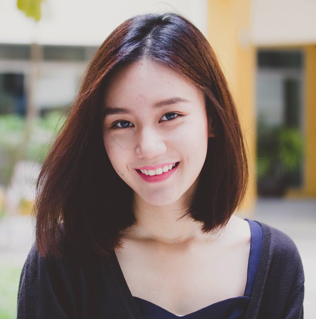 ทรงผมบ๊อบประบ่าแสกข้าง