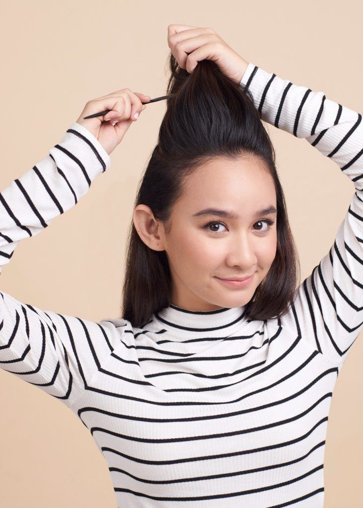 ผู้หญิงกำลังยีผม