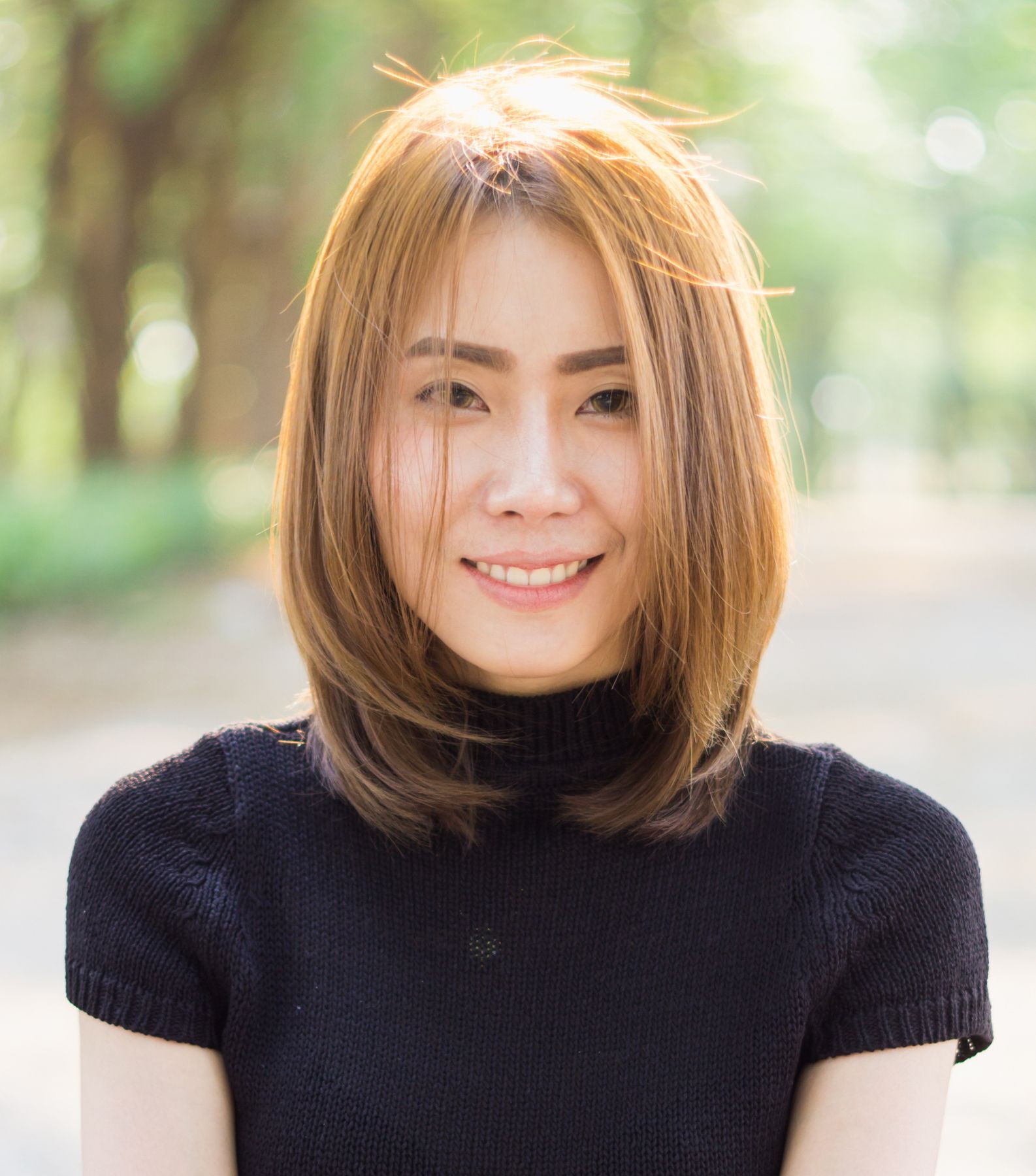 ทรงผมบ๊อบแสกกลางและทำสีผม (Credit : Shutterstock)