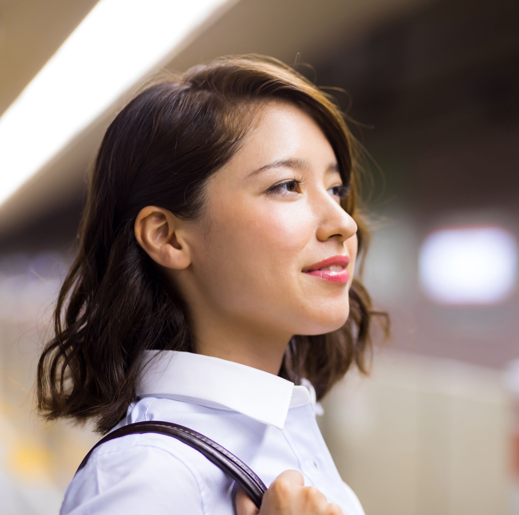 ผมบ๊อบประบ่าดัดลอนอ่อนๆ (Credit: Shutterstock)