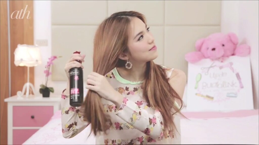 ผู้หญิง เอเชีย ไว้ผมยาว ฉีดสเปรย์ ถักเปียก้างปลา