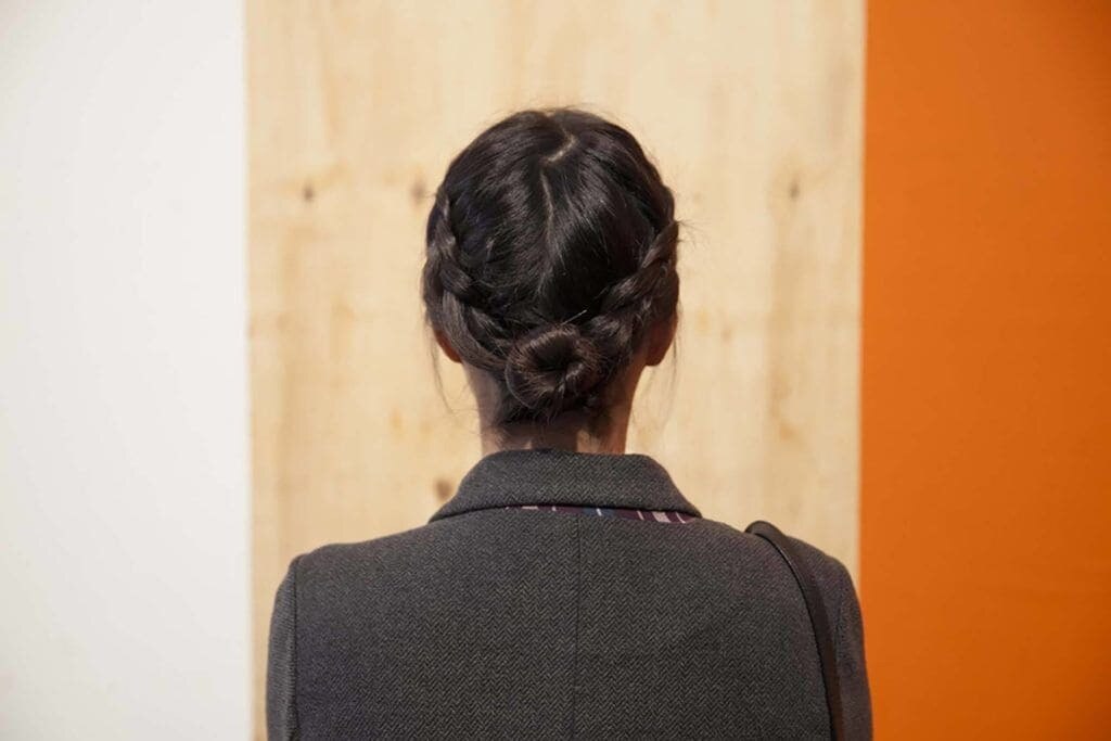 ถักเปียคู่แล้วมัดผมให้เป็นบัน