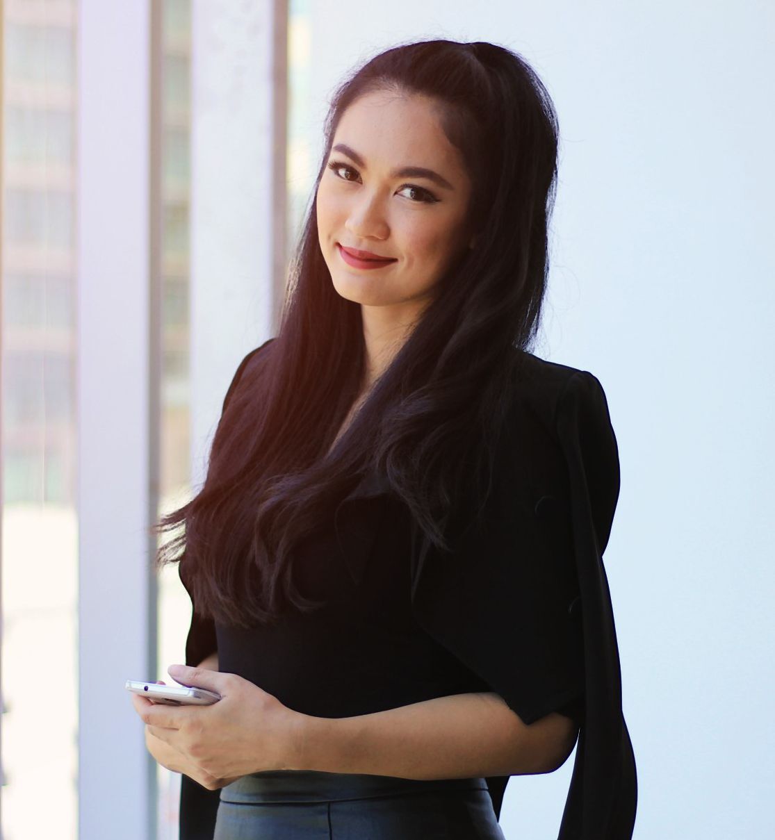 รวบผมสูงครึ่งศีรษะ และปล่อยผมยาว