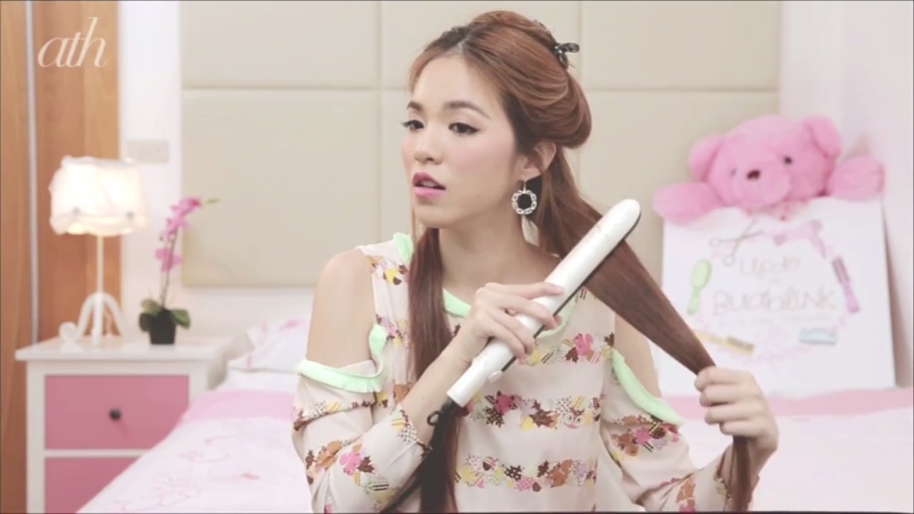 ผู้หญิง เอเชีย ไว้ผมยาว ถักเปียก้างปลา