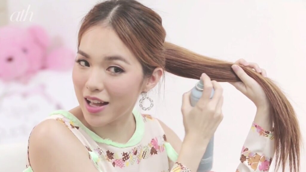 ผู้หญิง เอเชีย ไว้ผมยาว ถักเปียก้างปลา