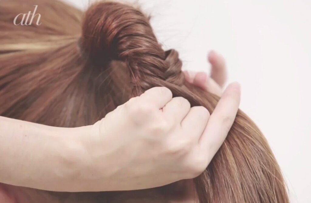 ผู้หญิง เอเชีย ไว้ผมยาว ถักเปียก้างปลา