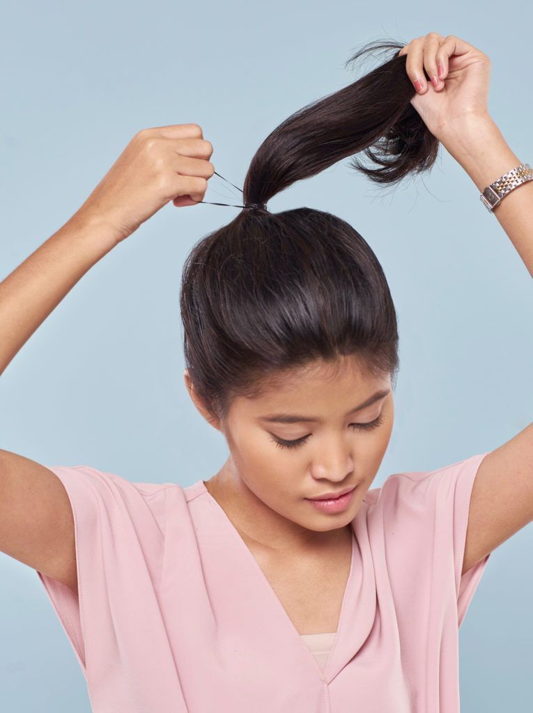 ผู้หญิงเอเชีย หันหน้า ผมดำ รวบผมเป็นหางม้าสูง