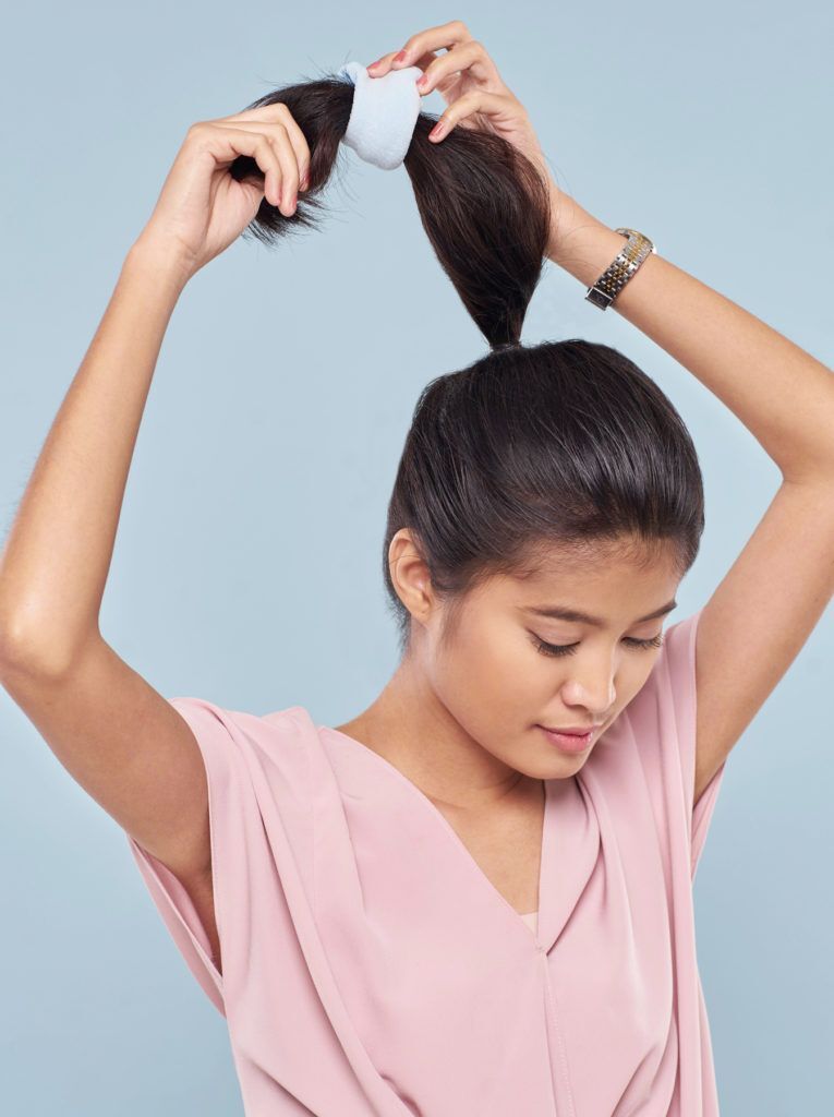 ผู้หญิง ผมดำ จับปลายผมหางม้าสูง ใส่ Sock bun