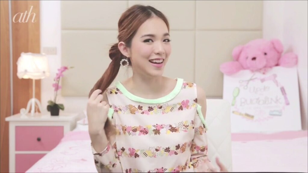 ผู้หญิง เอเชีย ไว้ผมยาว ถักเปียก้างปลา