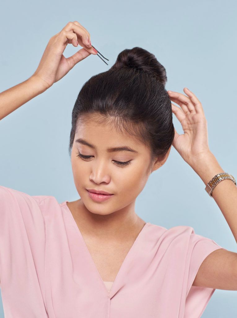 ผู้หญิงเอเชีย หันหน้า ติดกิ๊บ เก็บผมบัน ผมดังโงะ