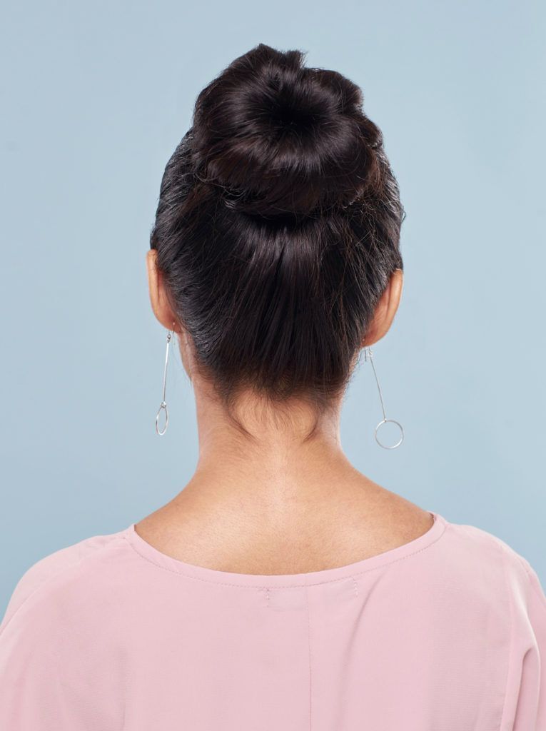 ผู้หญิง ผมดำ หันหลัง โชว์ทรงผมดังโงะ มวยผม  Sock Bun