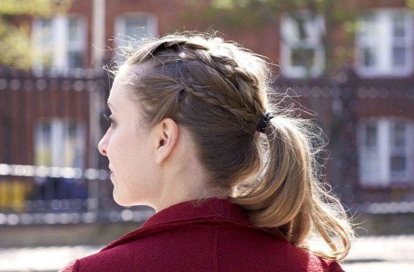 ถักเปียผมสั้นแล้วมัดเป็นหางม้า