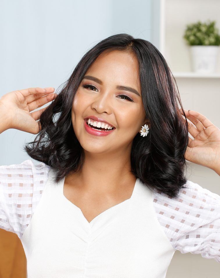 ผมบ๊อบประบ่าดัดลอนแบบบีชเวฟ (Credit: Dennie Ramon)