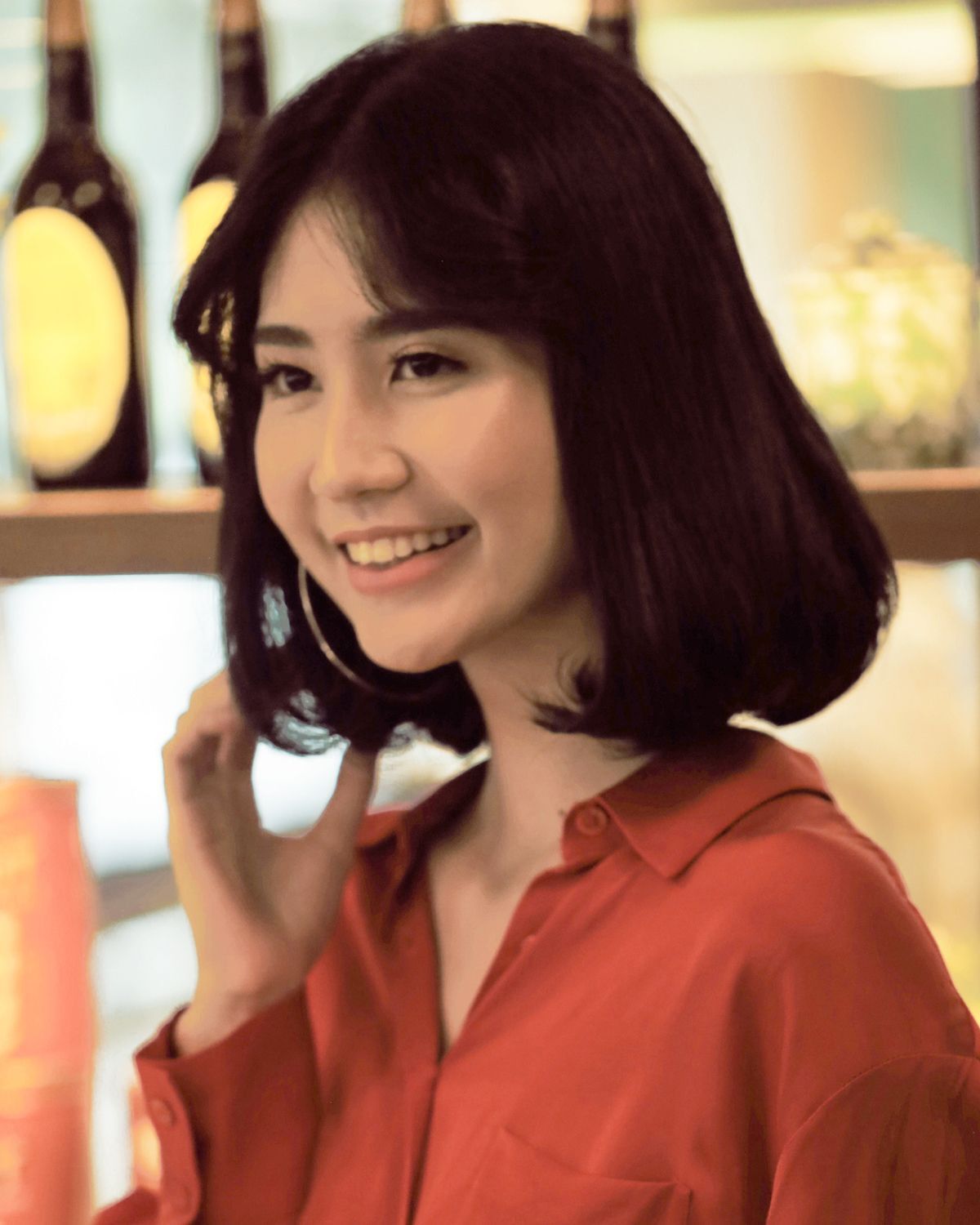 ดัดปลายผมให้งุ้มแบบ C Curl (Credit: Natasha Estelle)