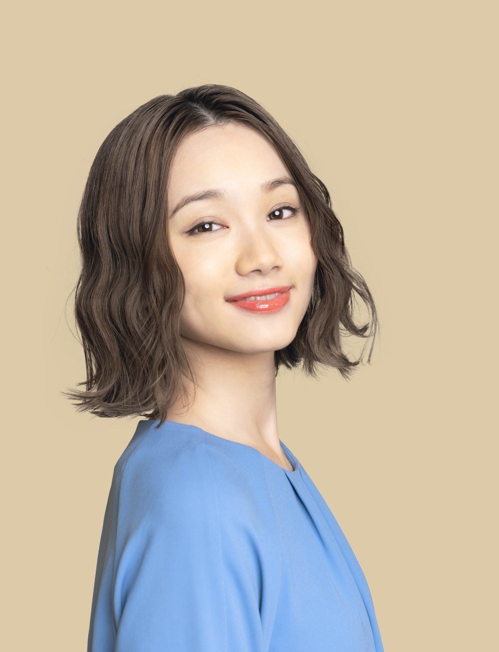 ผมบ๊อบดัดลอนอ่อนๆ และแสกกลาง (Credit: Rex by Shutterstock)