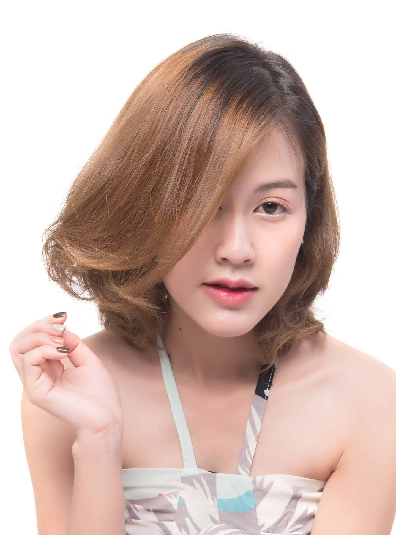 ดัดปลายผมให้มีวอลลุ่ม (Credit: Rex by Shutterstock)