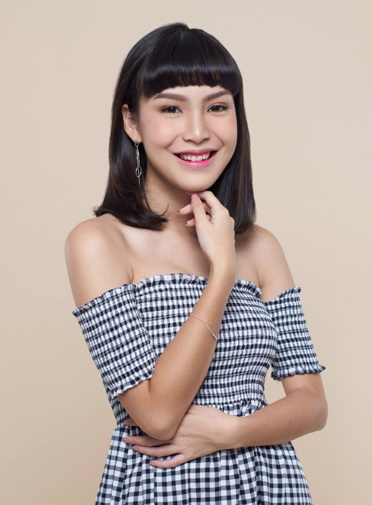 หน้าม้าตรง ระดับคิ้วเหมาะกับคนรูปหน้ายาว (Credit: Natasha Estelle)