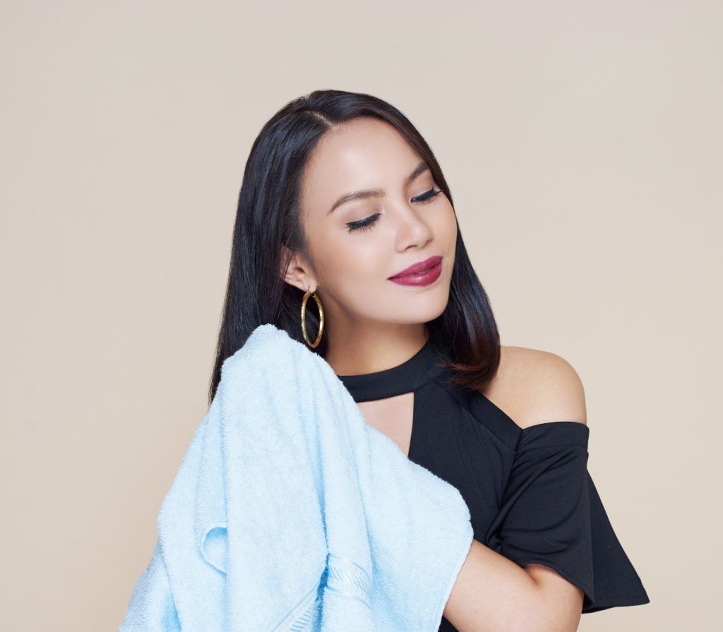 ผู้หญิง เอเชีย ผมยาว หันหน้า ถือผ้าขนหนู ซับผม