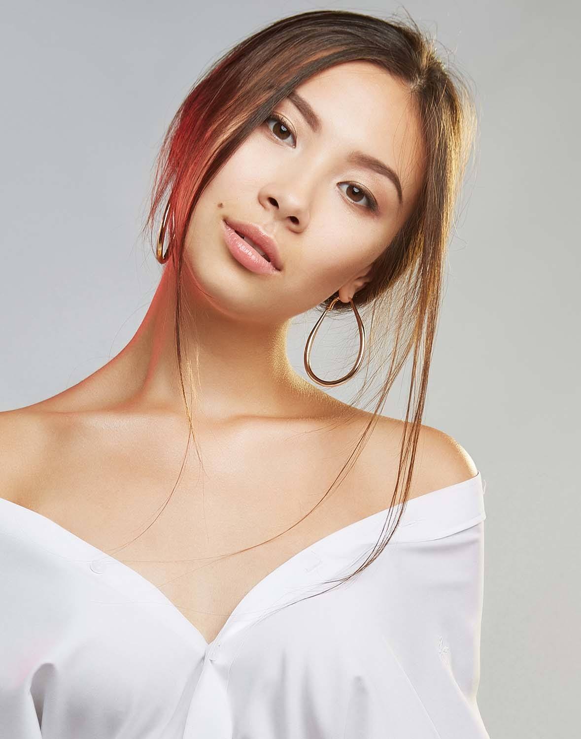 ปอยผมยาวๆ พรางช่วงกราม (Credit: Rex by Shutterstock)