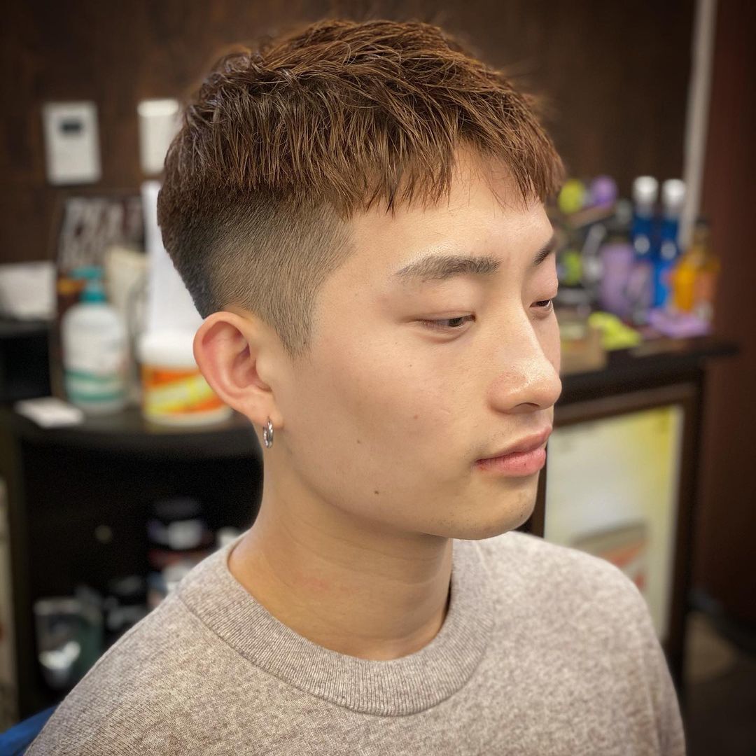 ผู้ชายเอเชียไว้ผมสั้น ผมสีน้ำตาลเข้ม ทรงผมชายไทย