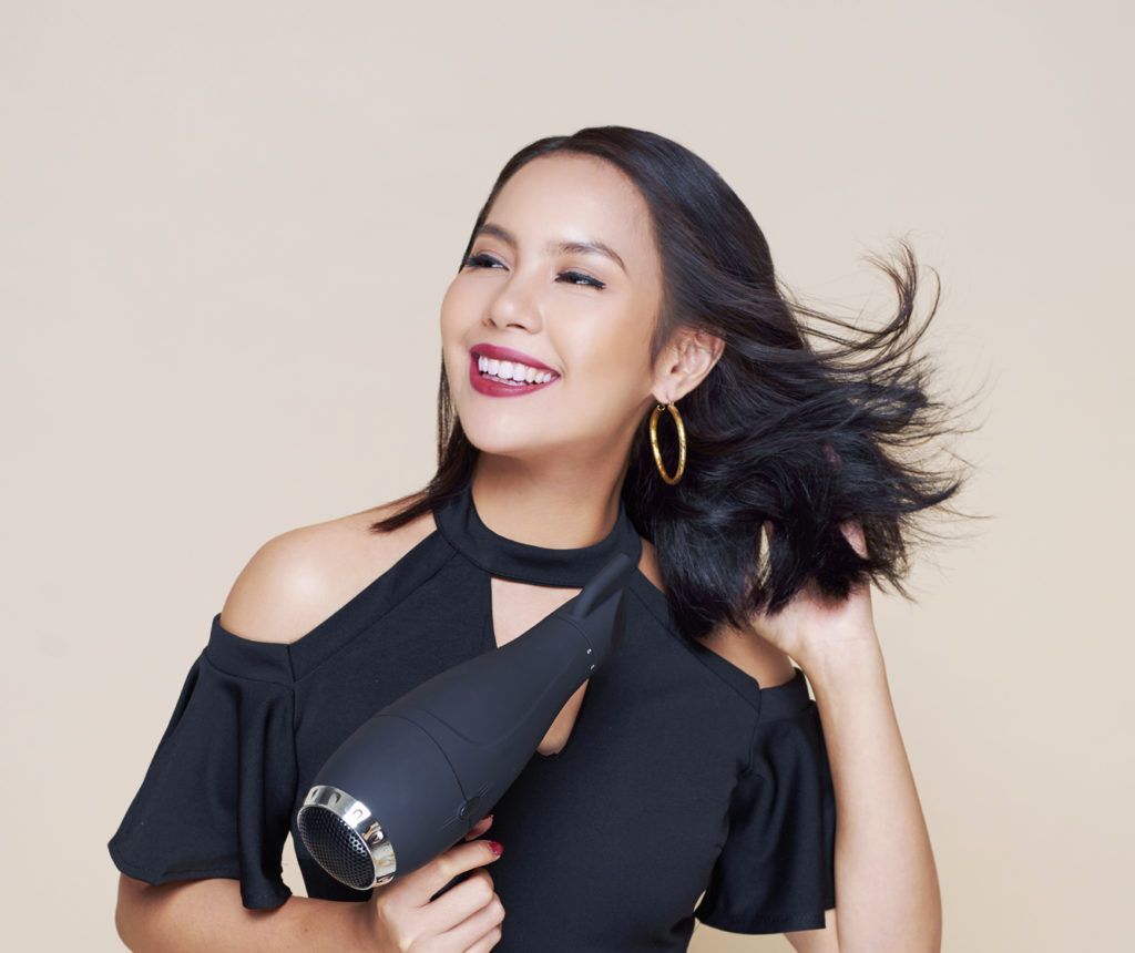 ผู้หญิง เอเชีย ผมยาว ไดร์ผม