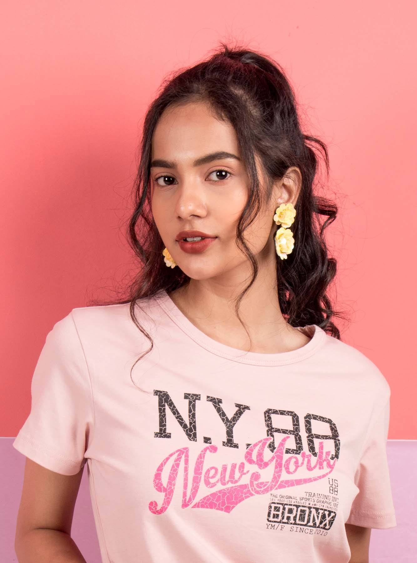 ปอยผมดัดลอนพรางช่วงแก้ม (Credit: Rex by Shutterstock)