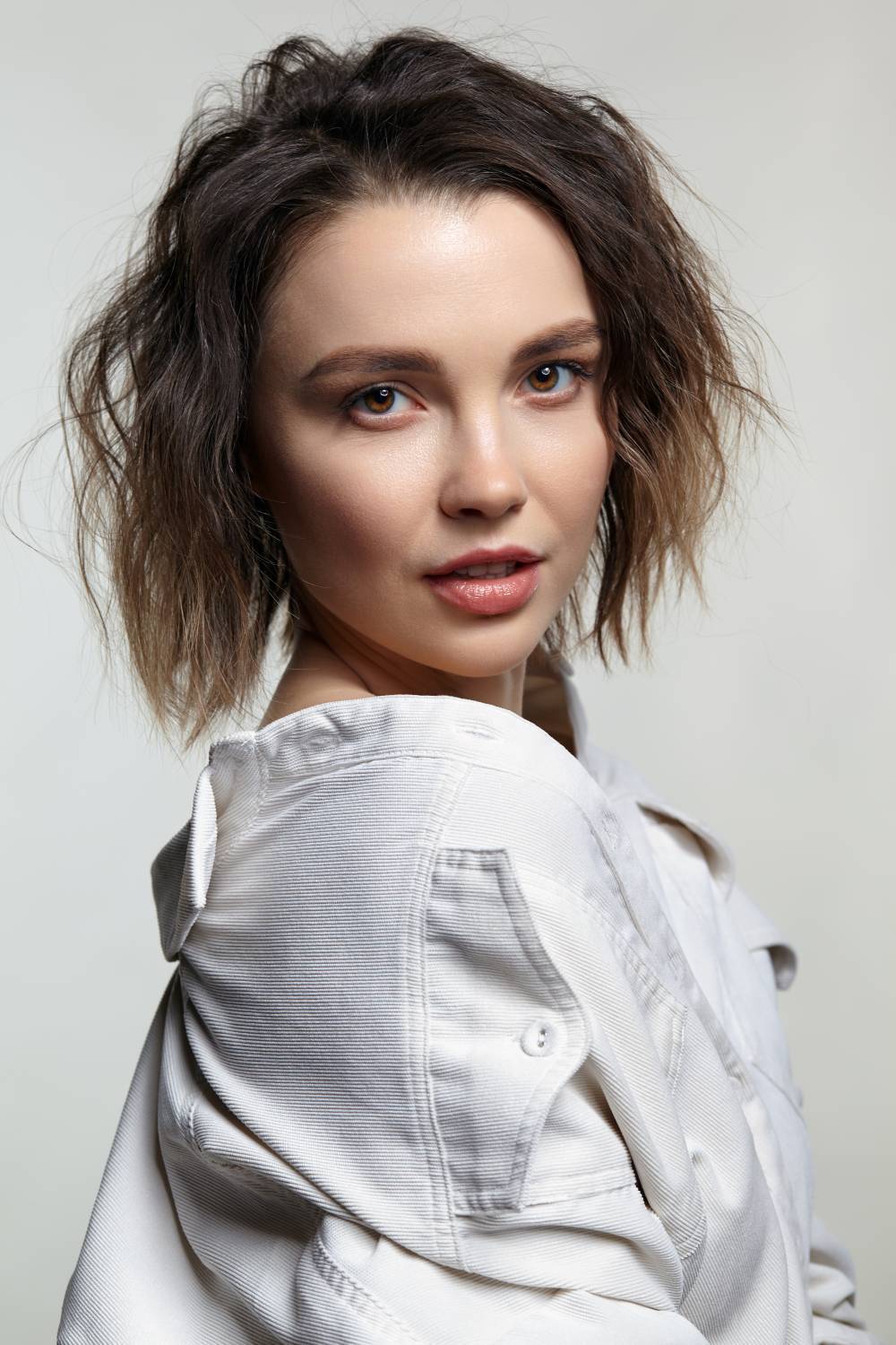 ผู้หญิงฝรั่งผมสั้นประบ่า