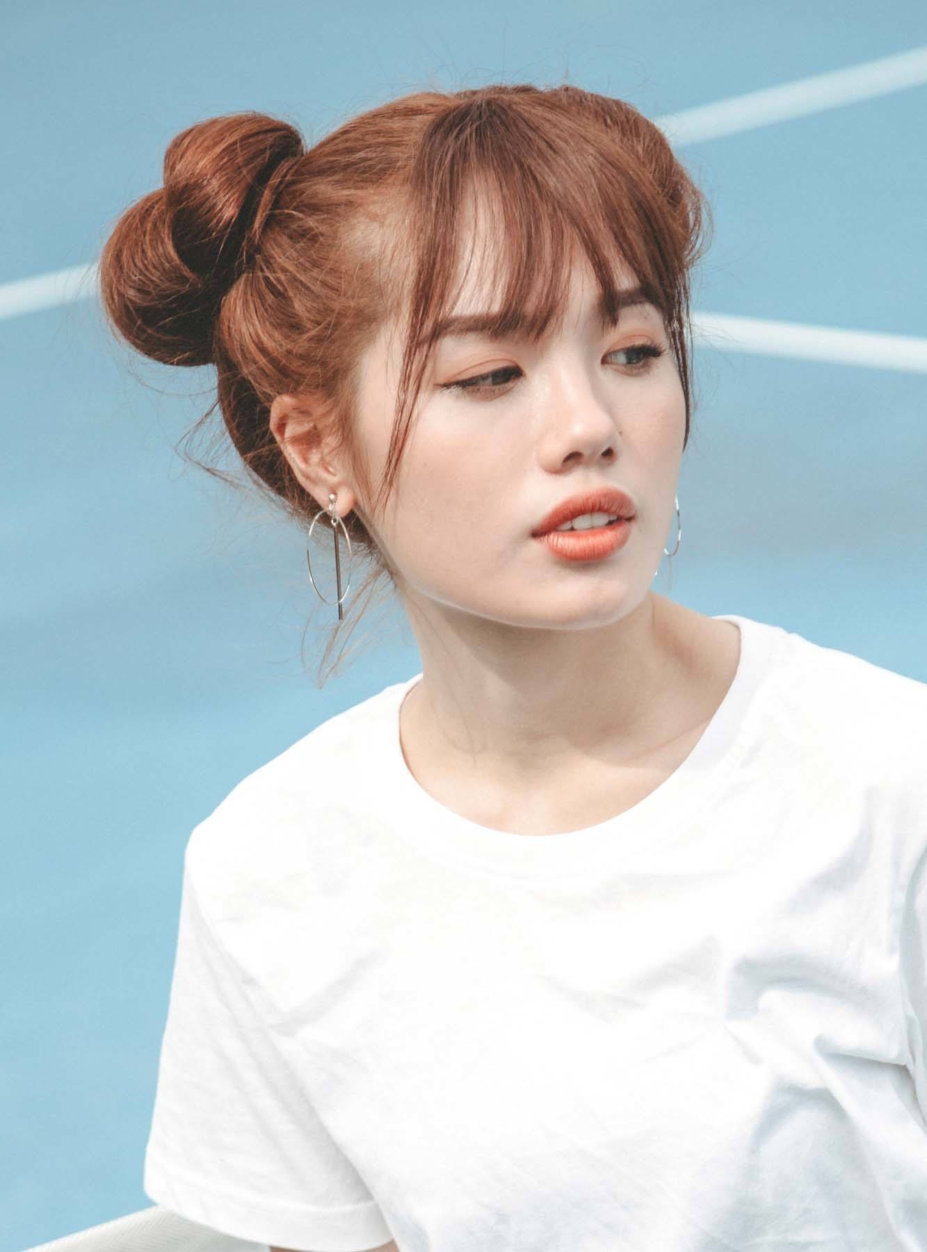 ผมหน้าม้ายาวพรางโหนกแก้มสูง (Credit: Rex by Shutterstock)