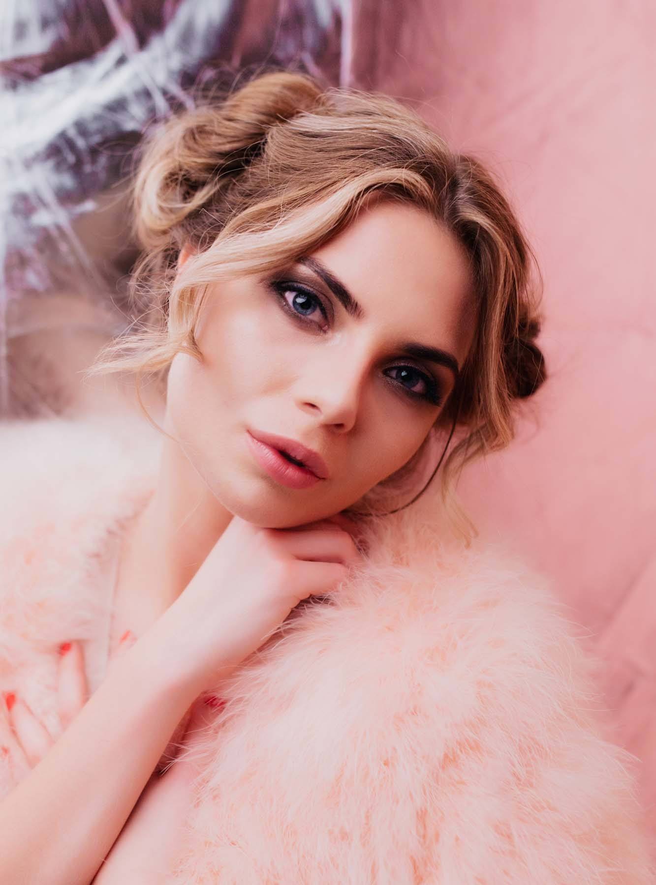 ปอยผมดัดลอนนุ่มๆ ทำให้ใบหน้าดูซอฟต์ขึ้น (Credit: Rex by Shutterstock)