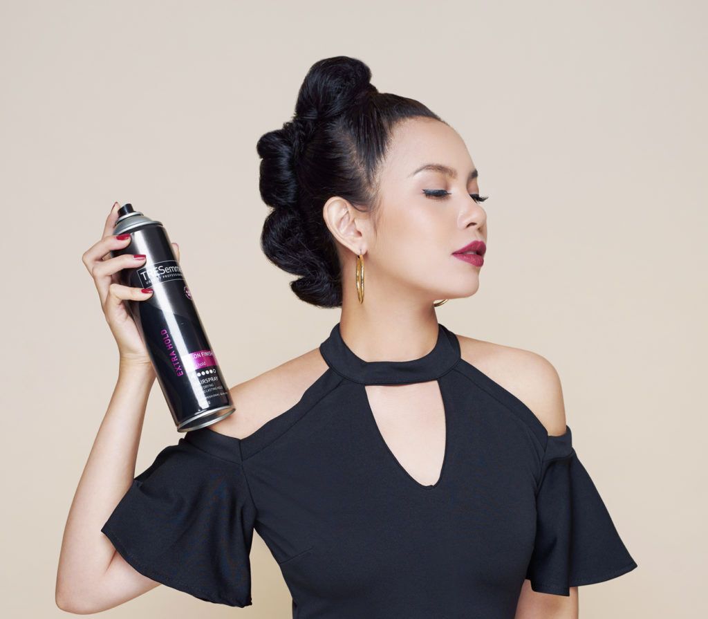 ผู้หญิง เอเชีย หันข้าง ฉีดสเปรย์ ทำทรงผม โมฮอกผู้หญิง