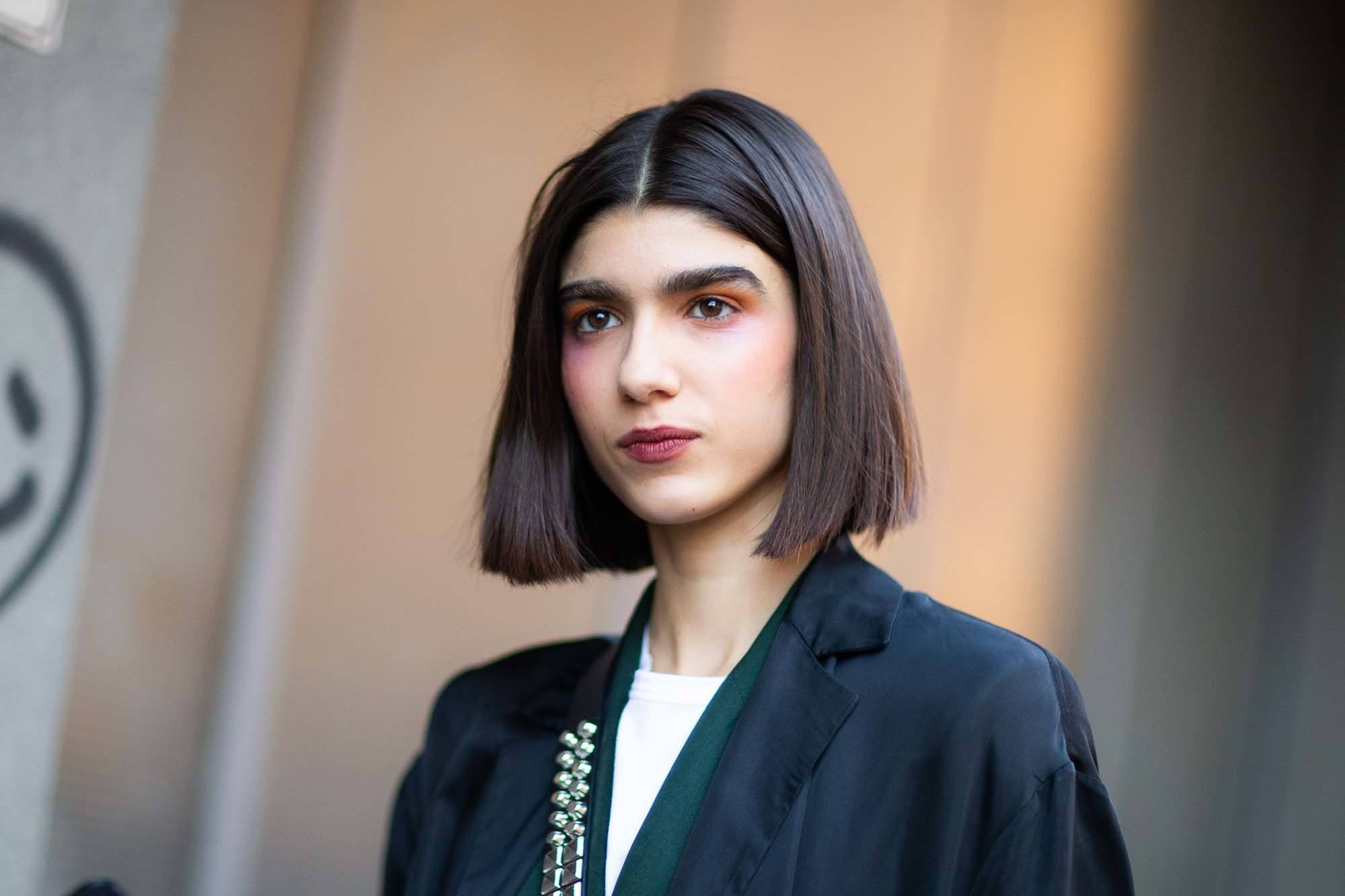 ผมตรงแสกข้างช่วยบังช่วงกราม (Credit: Rex by Shutterstock)