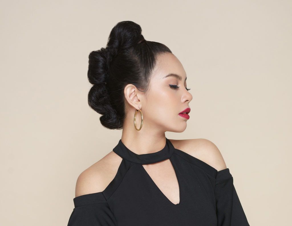 ผู้หญิง เอเชีย หันข้าง ทำทรงผม โมฮอกผู้หญิง