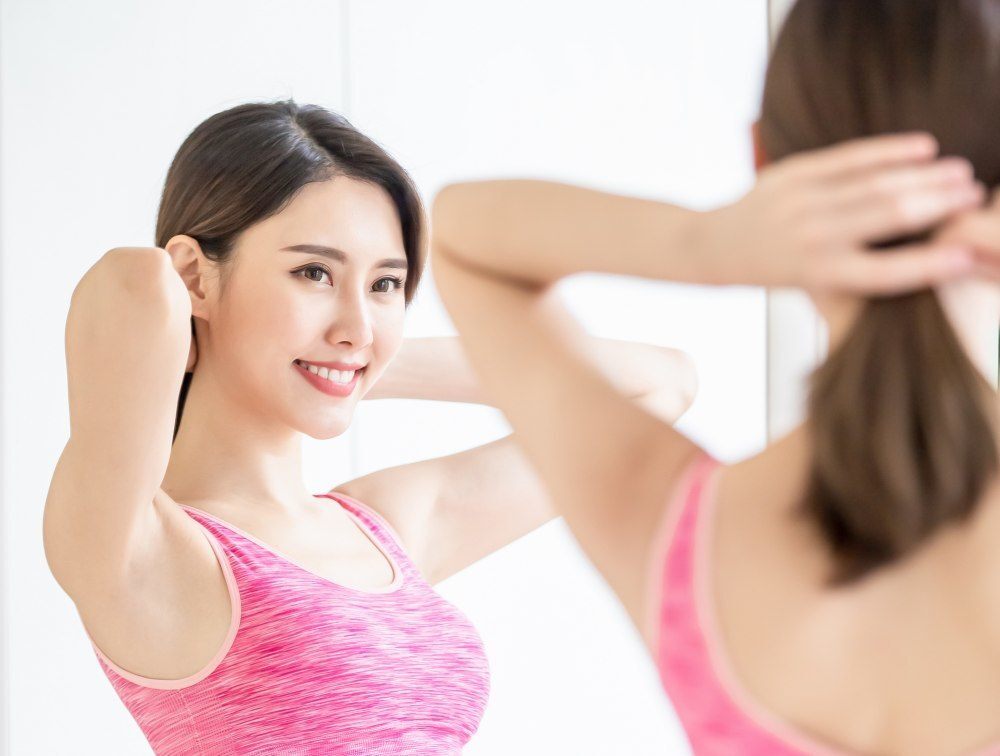 ผู้หญิงเอเชีย ไว้ผมยาวประบ่ากำลังรวบผม