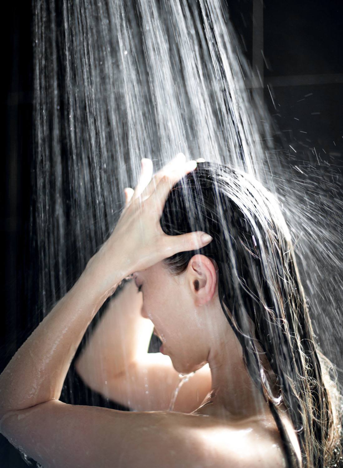 ผู้หญิงเอเชียผมยาวกำลังอาบน้ำสระผมในห้องน้ำ