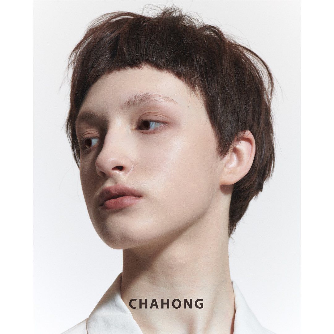 หน้าม้าเต่อที่ตัดล้อมกรอบหน้า ช่วยทำให้ใบหน้าดูมีความโค้งมนมากขึ้น (Credit: instagram/@chroomjamsil)